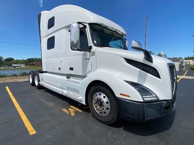 Volvo VNL64860 Sleeper Semi Truck - 77" Integral Sleeper, 455HP, 12 Speed Automatic