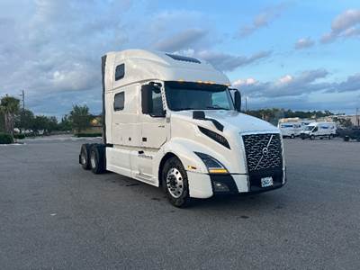 Volvo VNL64860 Sleeper Semi Truck - 77" Integral Sleeper, 455HP, 12 Speed Automatic