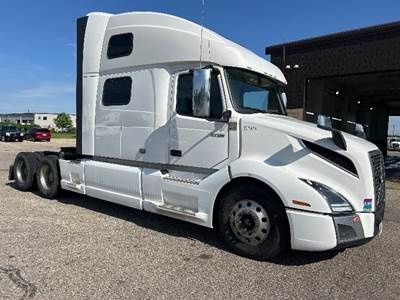 Volvo VNL64860 Sleeper Semi Truck - 77" Integral Sleeper, 455HP, 12 Speed Automatic