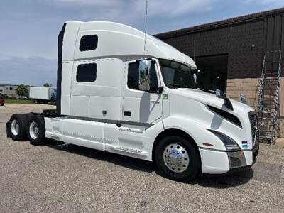 Volvo VNL64860 Sleeper Semi Truck - 77" Integral Sleeper, 455HP, 12 Speed Automatic