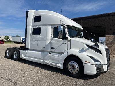 Volvo VNL64860 Sleeper Semi Truck - 77" Integral Sleeper, 455HP, 12 Speed Automatic