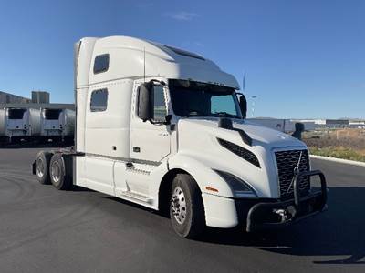 Volvo VNL64860 Sleeper Semi Truck - 77" Integral Sleeper, 455HP, 12 Speed Automatic