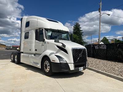 Volvo VNL64860 Sleeper Semi Truck - 77" Integral Sleeper, 455HP, 12 Speed Automatic