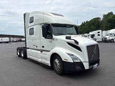 Volvo VNL64860 Sleeper Semi Truck - 77" Integral Sleeper, 425HP, 12 Speed Automatic