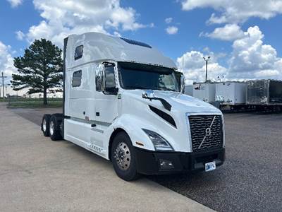 Volvo VNL64860 Sleeper Semi Truck - 77" Integral Sleeper, 455HP, 12 Speed Automatic
