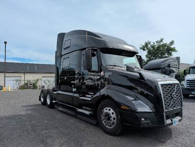 Volvo VNL64860 Sleeper Semi Truck - 77" Integral Sleeper, 455HP, 12 Speed Automatic