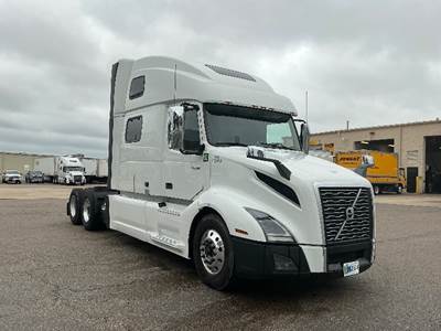 Volvo VNL64860 Sleeper Semi Truck - 77" Integral Sleeper, 455HP, 12 Speed Automatic