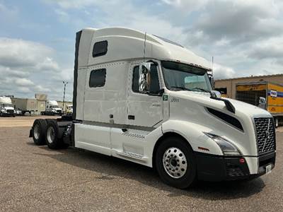 Volvo VNL64860 Sleeper Semi Truck - 77" Integral Sleeper, 455HP, 12 Speed Automatic