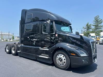 Volvo VNL64860 Sleeper Semi Truck - 77" Integral Sleeper, 455HP, 12 Speed Automatic