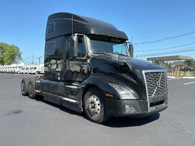 Volvo VNL64860 Sleeper Semi Truck - 77" Integral Sleeper, 455HP, 12 Speed Automatic