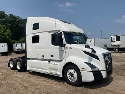 Volvo VNL64860 Sleeper Semi Truck - 77" Integral Sleeper, 455HP, 12 Speed Automatic