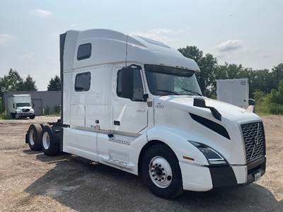 Volvo VNL64860 Sleeper Semi Truck - 77" Integral Sleeper, 455HP, 12 Speed Automatic