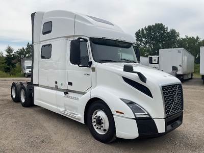 Volvo VNL64860 Sleeper Semi Truck - 77" Integral Sleeper, 455HP, 12 Speed Automatic
