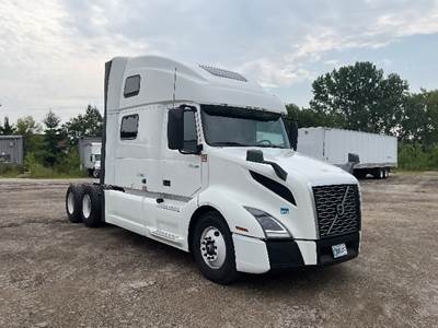Volvo VNL64860 Sleeper Semi Truck - 77" Integral Sleeper, 455HP, 12 Speed Automatic