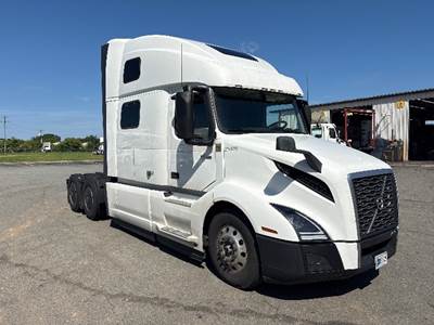 Volvo VNL64860 Sleeper Semi Truck - 77" Integral Sleeper, 425HP, 12 Speed Automatic