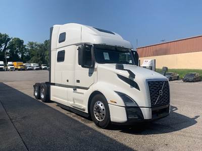 Volvo VNL64860 Sleeper Semi Truck - 77" Integral Sleeper, 425HP, 12 Speed Automatic