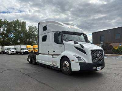 Volvo VNL64860 Sleeper Semi Truck - 77" Integral Sleeper, 405HP, 12 Speed Automatic