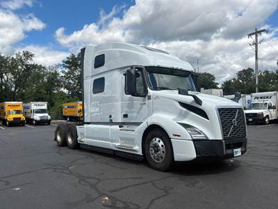 Volvo VNL64860 Sleeper Semi Truck - 77" Integral Sleeper, 405HP, 12 Speed Automatic