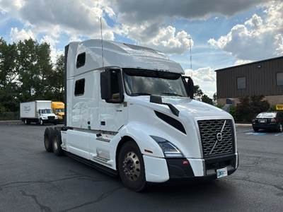 Volvo VNL64860 Sleeper Semi Truck - 77" Integral Sleeper, 405HP, 12 Speed Automatic