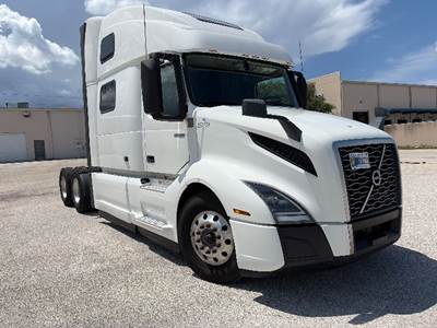Volvo VNL64860 Sleeper Semi Truck - 77" Integral Sleeper, 455HP, 12 Speed Automatic
