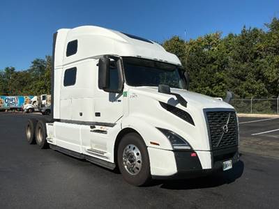 Volvo VNL64860 Sleeper Semi Truck - 77" Integral Sleeper, 405HP, 12 Speed Automatic