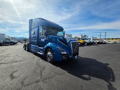 Volvo VNL64860 Sleeper Semi Truck - 77" Integral Sleeper, 455HP, 12 Speed Automatic