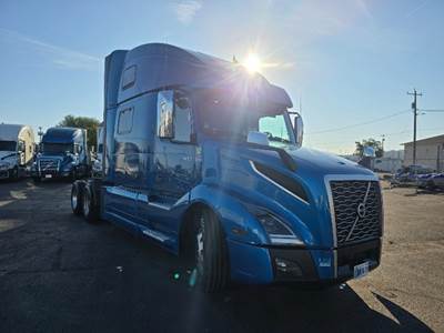 Volvo VNL64860 Sleeper Semi Truck - 77" Integral Sleeper, 455HP, 12 Speed Automatic