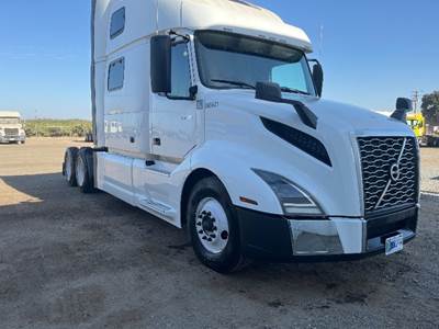 Volvo VNL64860 Sleeper Semi Truck - 77" Integral Sleeper, 455HP, 12 Speed Automatic