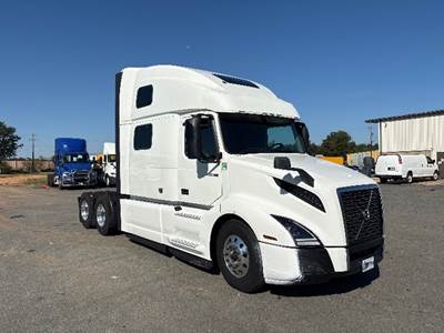 Volvo VNL64860 Sleeper Semi Truck - 77" Integral Sleeper, 425HP, 12 Speed Automatic