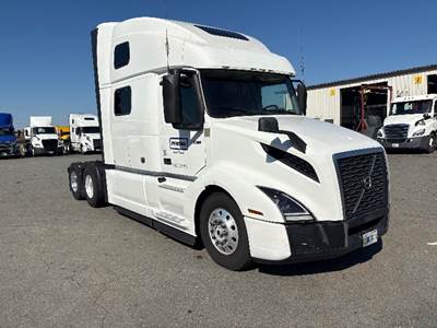 Volvo VNL64860 Sleeper Semi Truck - 77" Integral Sleeper, 425HP, 12 Speed Automatic