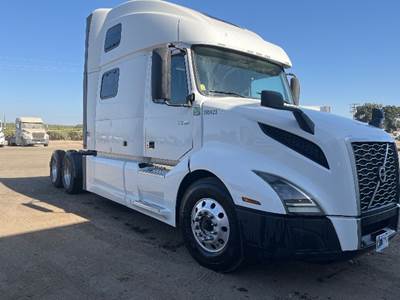 Volvo VNL64860 Sleeper Semi Truck - 77" Integral Sleeper, 455HP, 12 Speed Automatic