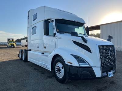 Volvo VNL64860 Sleeper Semi Truck - 77" Integral Sleeper, 455HP, 12 Speed Automatic