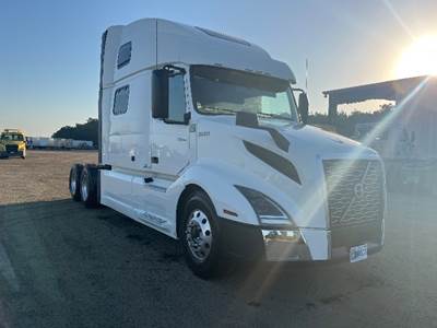 Volvo VNL64860 Sleeper Semi Truck - 77" Integral Sleeper, 455HP, 12 Speed Automatic
