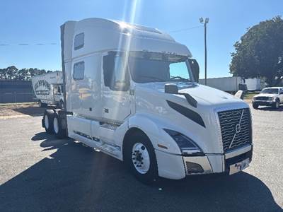 Volvo VNL64860 Sleeper Semi Truck - 77" Integral Sleeper, 455HP, 12 Speed Automatic
