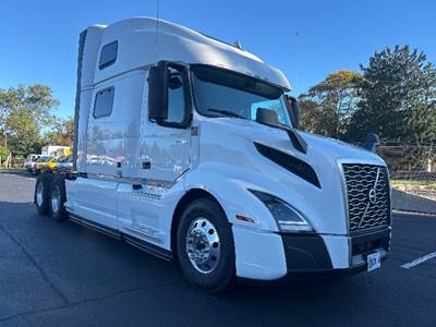 Volvo VNL64860 Sleeper Semi Truck - 77" Integral Sleeper, 405HP, 12 Speed Automatic