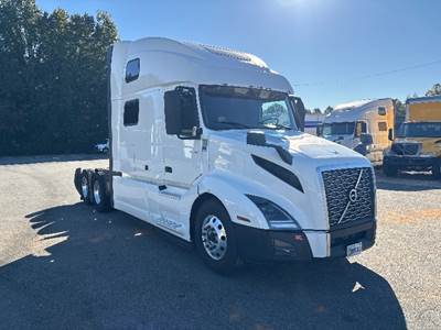 Volvo VNL64860 Sleeper Semi Truck - 77" Integral Sleeper, 425HP, 12 Speed Automatic