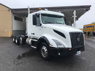 Volvo VNL84400 Sleeper Semi Truck - 42" Integral Sleeper, 455HP, 12 Speed Automatic