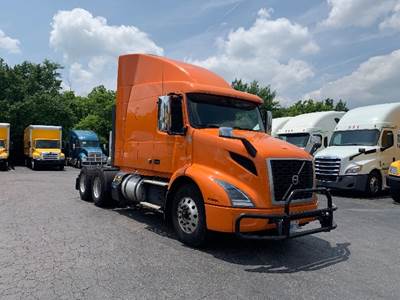 Volvo VNR64640 Sleeper Semi Truck - 61" Integral Sleeper, 425HP, 12 Speed Automatic