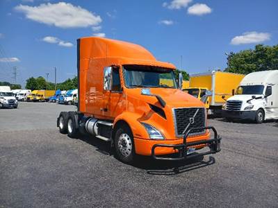 Volvo VNR64640 Sleeper Semi Truck - 61" Integral Sleeper, 425HP, 12 Speed Automatic