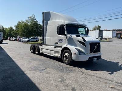 Volvo VNR64640 Sleeper Semi Truck - Integral Sleeper, 425HP, 12 Speed Automatic