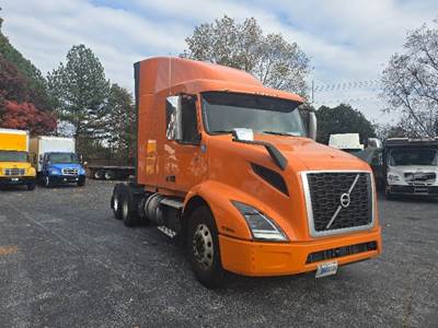 Volvo VNR64640 Sleeper Semi Truck - 61" Integral Sleeper, 425HP, 12 Speed Automatic