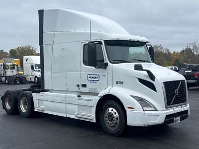 Volvo VNR64640 Sleeper Semi Truck - 61" Integral Sleeper, 425HP, 12 Speed Automatic