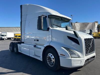 Volvo VNR64640 Sleeper Semi Truck - 62" Integral Sleeper, 425HP, 12 Speed Automatic