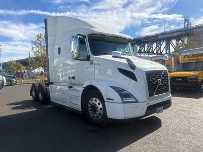 Volvo VNR64640 Sleeper Semi Truck - 61" Integral Sleeper, 455HP, 12 Speed Automatic