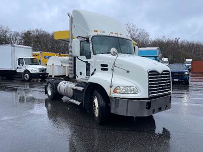 Mack Pinnacle CXU613 Tandem Axle Yard Spotter Truck - MP7, 325HP, 12 Speed Automatic