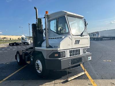 Ottawa T2 Yard Spotter Truck - Cummins, 173HP, 6 Speed Automatic