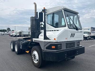 Ottawa T2 Tandem Axle Yard Spotter Truck - Cummins, 250HP, 6 Speed Automatic
