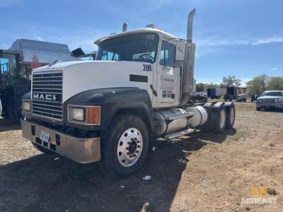 Mack CH613 Day Cab Semi Truck With TAndem Axles And Wet Kit/Pto Setup. Equipped