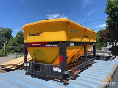 Salt/Sand Spreader (No Chute). In Good Condition.