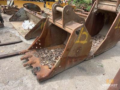 40” Bucket. Fits 200 Size Machine. Missing 2 Teeth, Needs Repair.
